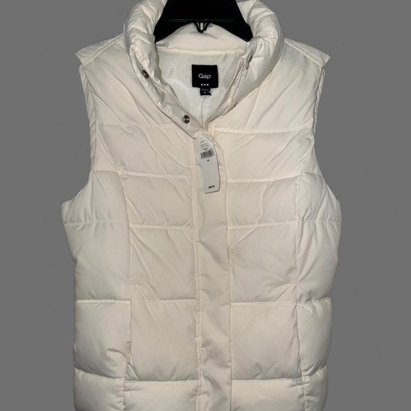 GAP Jackets & Blazers - NWT. GAP Women's Cream Quilted Vest.size XS